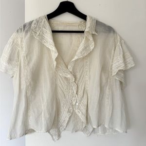 DOEN Inspired Small vintage style top w/ lace detail. No label